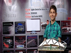 Küçük öğrenci elektriği pedallayarak üretti