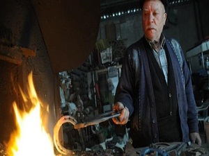 Dededen kalma yöntemlerle nal üretiyor