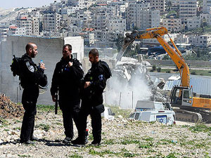 İsrail askerleri Filistinlilere ait 18 evi yıktı