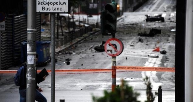 Atina'da bomba yüklü araç patlatıldı