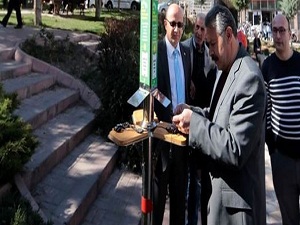 Güneş enerjili cep telefonu şarj istasyonu