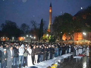 On binler yağmurda Ayasofya'da namaza durdu