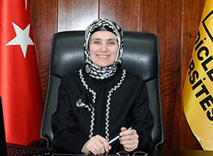 Türkiye'nin ilk başörtülü rektörü oldu