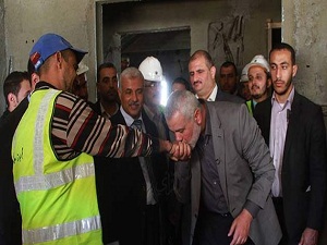 Filistin Başbakanı, işçinin elini öptü