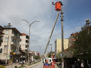 Arızaları önlemek için elektrik direklerine 'Kuşkonmaz'