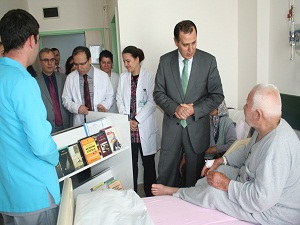 Denizli'deki hastanelerde kitap okuma saati uygulanıyor