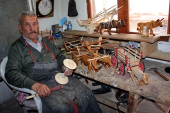 Geçmişini mesleğiyle buluşturup günümüze taşıyor