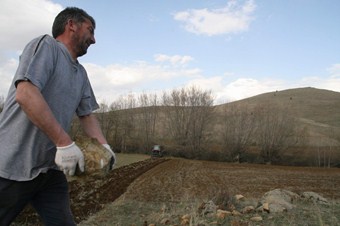 Yozgatlı çiftçiler taşlı arazilerini temizleyememekten yakınıyor