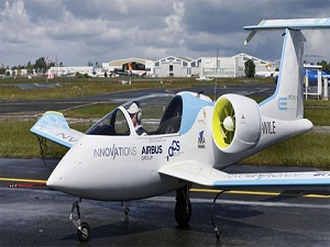 Dünyanın ilk elektrikli uçağı havalandı