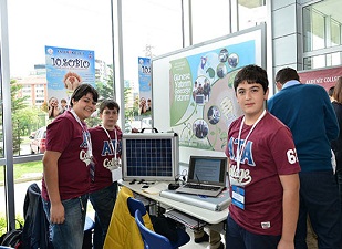 Bu çanta, güneş enerjisi üretiyor