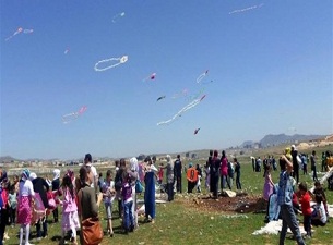 Suriyeli çocuklar için uçurtma şenliği