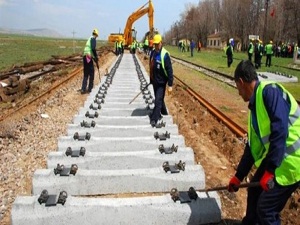 Yarım asırlık raylar yenileniyor