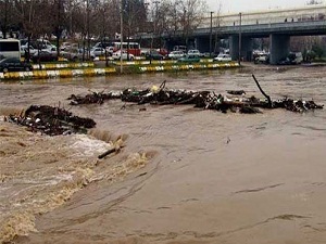 Dere taştı, araçlar suya kapıldı