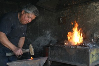43 yıldır demir dövüyor