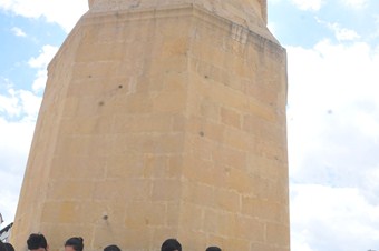 Tarihi saat kulesinin önünde kitap okuma etkinliği düzenlendi