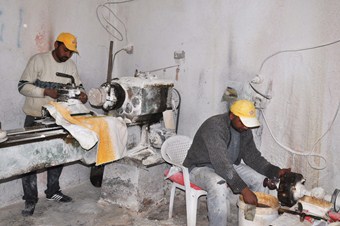 Abdallık mesleğini bırakıp, onxy taşı işliyorlar