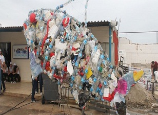 Denizdeki atıklar 'balık anıta' dönüştürüldü