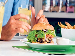 Müslüman gençler helal gıda testi yaptı