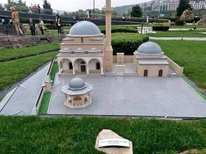 Veysel Karani Hz.'nin türbe maketi Miniatürk’te