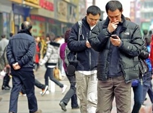 Telefon kullanan yayalara ceza kesilecek