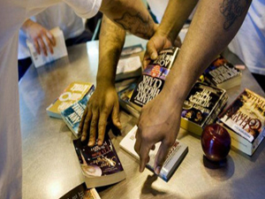 Çok kitap oku, az hapis yat'