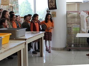 Atık kağıtlar minik ellerde yeni ürünlere dönüşüyor