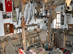 Su altındaki köyden kalan eşyaları sergiliyor