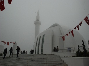 Yılmaz: 55 üniversitede cami inşaatı devam ediyor