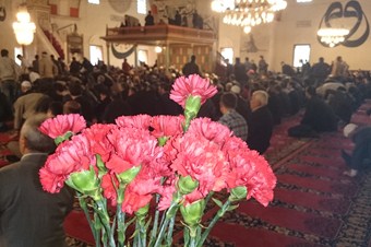 Cemaat cuma namazını güller arasında kıldı