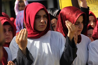 Diyarbakırlı kız öğrencileriden Mısır protestosu