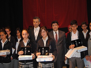 Yüksekova'da öğrencilere 500 tablet dağıtıldı
