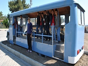 Otobüs 40 yıl sonra otobüs durağı oldu