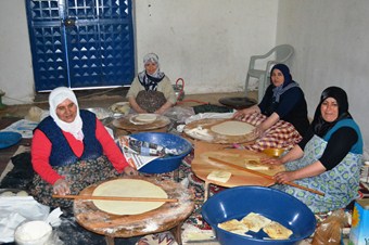 Mahallenin bayanları Kuran kursu için kermes düzenledi
