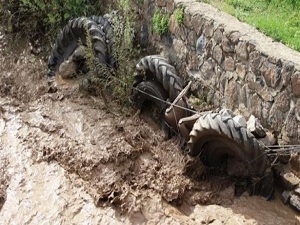Sel baskınlarına traktör lastikli önlem