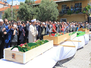 Türkiye madencilerini dualarla uğurluyor