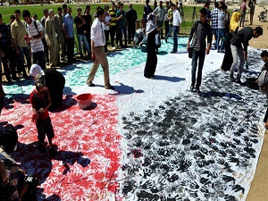 Gazzeli gençler el baskısıyla Filistin bayrağı yaptı