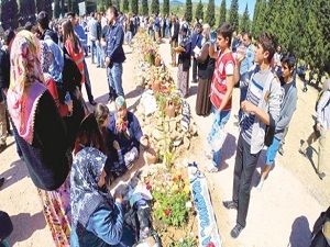 Şehitlikte insan seli