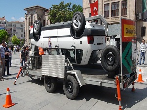 Emniyet kemeri takmanın önemi simülatörle gösterildi