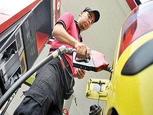 Benzin 5 TL'yi aştı, 'tavan' yolu göründü