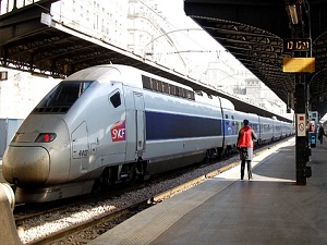 Hızlı tren perona sığmadı