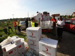 Bosna'da sel mağdurlarının hepsine ulaşmaya çalışıyoruz