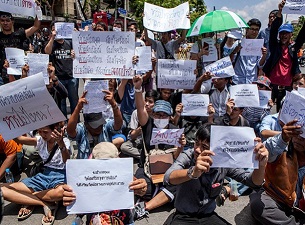 Tayland'da ilk büyük darbe karşıtı gösteri düzenlendi