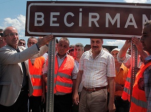 Köyün Kürtçe isim tabelasını Bakan Şimşek taktı