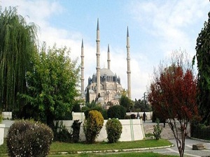 Selimiye'nin çevresi trafikten arındırılsın