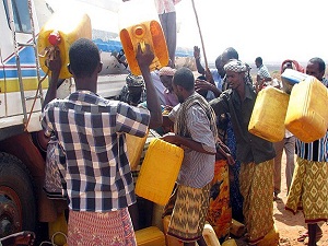 Somali'de insanlar susuzluktan da ölüyor
