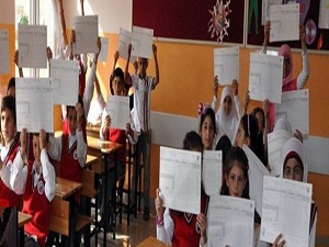 Suriyeli öğrencilerin karne heyecanı