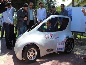 Rektör elektrikle çalışan otomobile bindi