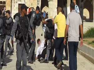 İsrail'den namaz kılmak isteyen yaşlı adama dayak