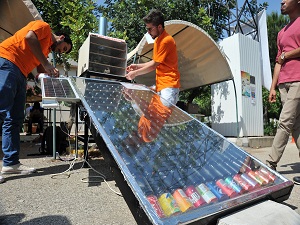 İçecek kutularından meyve kurutucu, yağmurdan içme suyu yaptılar