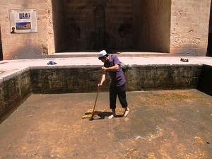 İmam, boş zamanlarında 700 yıllık medresenin temizliğini yapıyor